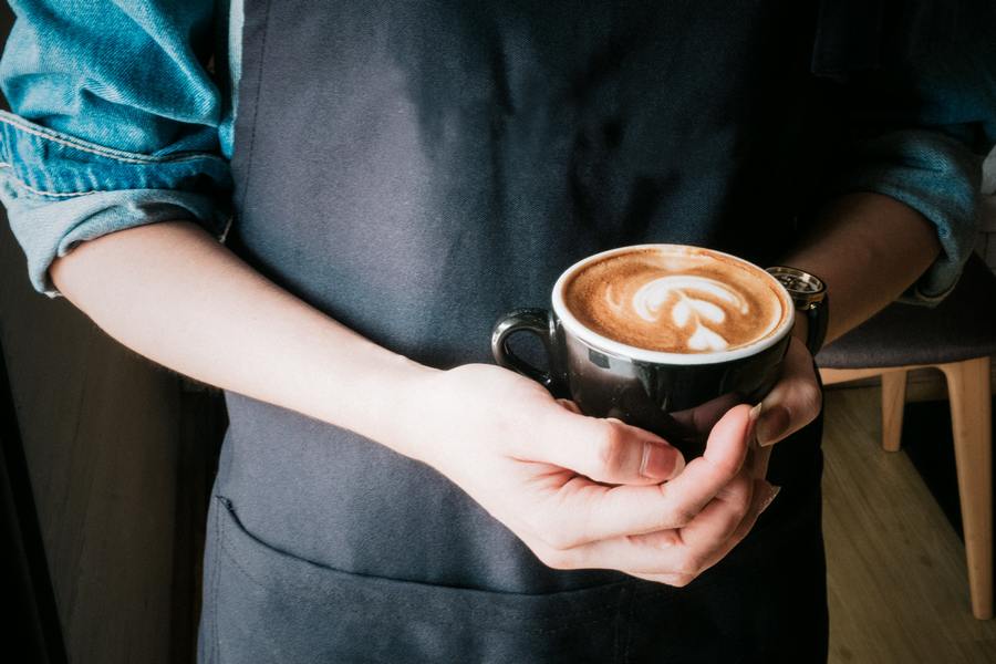 Hur mycket tjänar en kafébiträde?