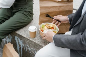 Måste man ta en timmes lunch?